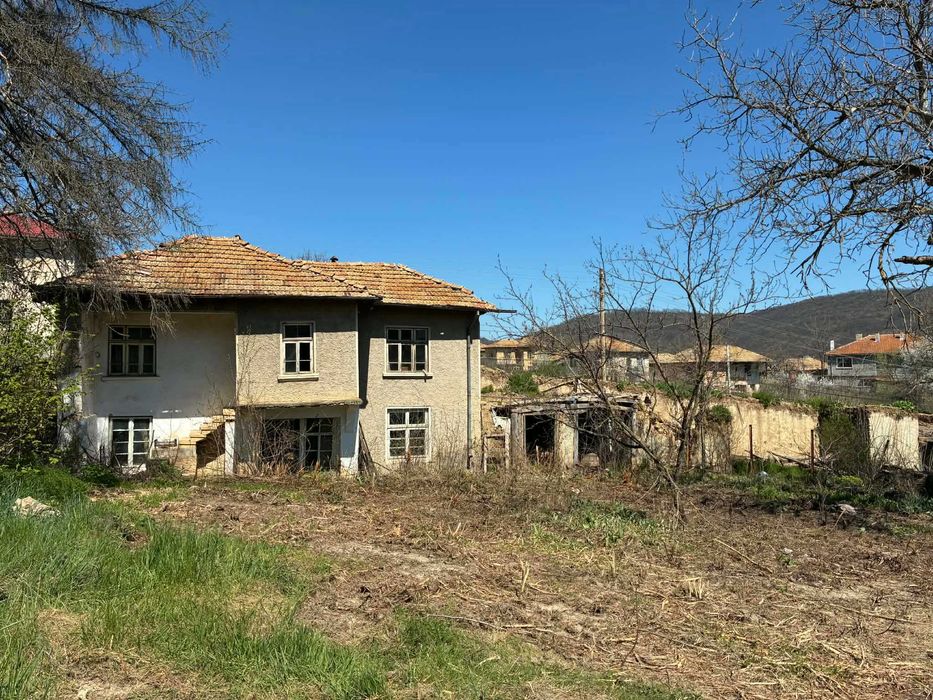 Парцел 1590 кв.м с къща – висока част на гр. Опака