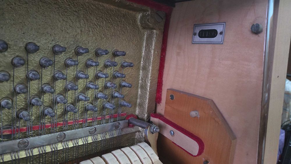 Vând pianină Doina