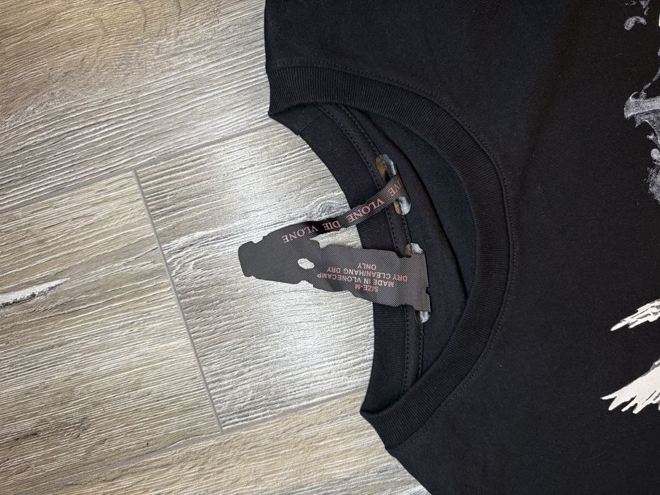 V lone    Tricou