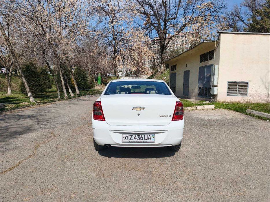 Chevrolet Cobalt, 2015 года выпуска.