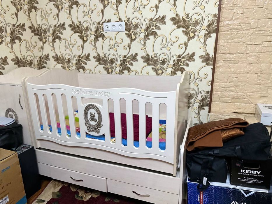 Detskiy krovat yengidey holatda