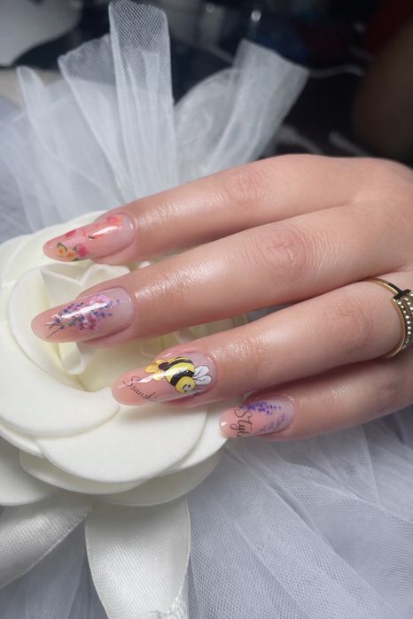 Realizez manichiura-pedichiura  gel și semi