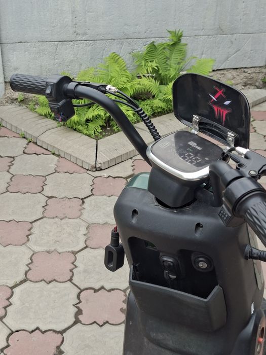 Продам электроскутер танк 108