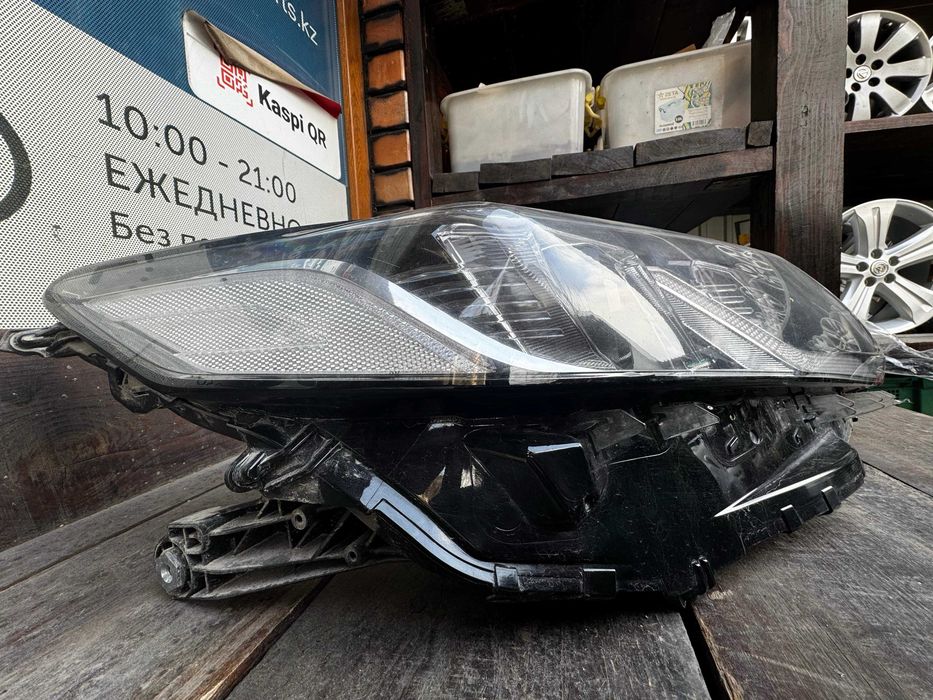 Правая фара Camry 70