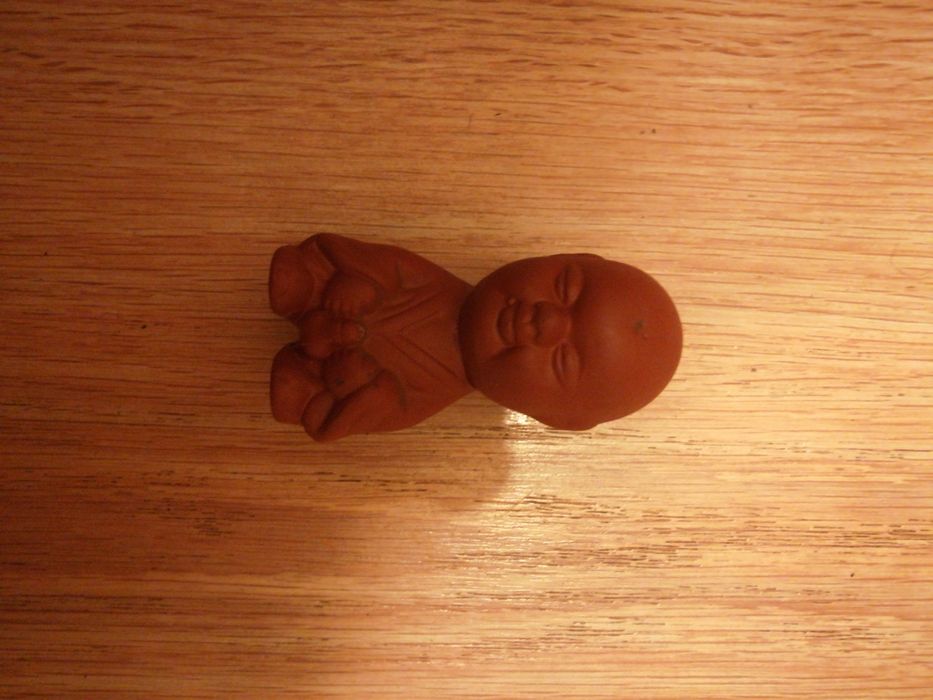 Писающий мальчик статуэтка