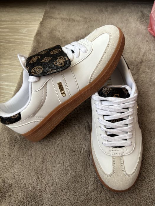 Сникърси Guess Oleeza