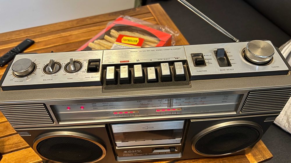 Radiocasetofon original Sony CFS-65S, fabricat în anii 1980.
