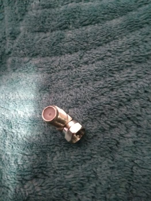 Угловой конектор для спутникого и кабельного тв