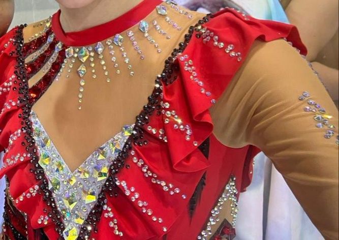 Продам купальник гимнастический.