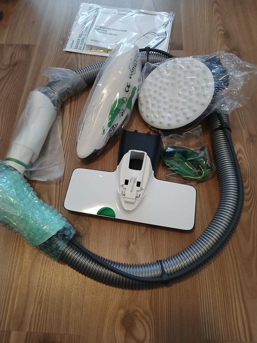 Folleton, aspirator care aspira/șterge.