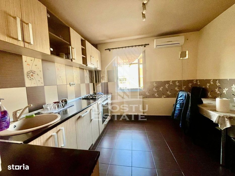 Apartament cu 3 camere, 2 bai, etaj intermediar, zona Aradului