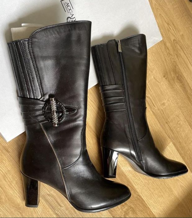 Продаю новые итальянские зимние сапоги Accademia