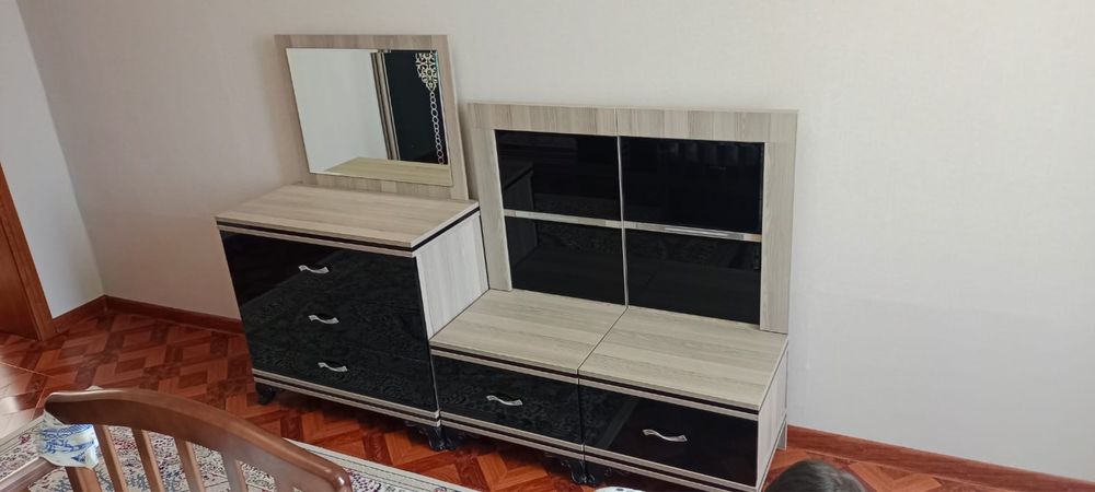 Продаеться кровать и тумба с зеркалом