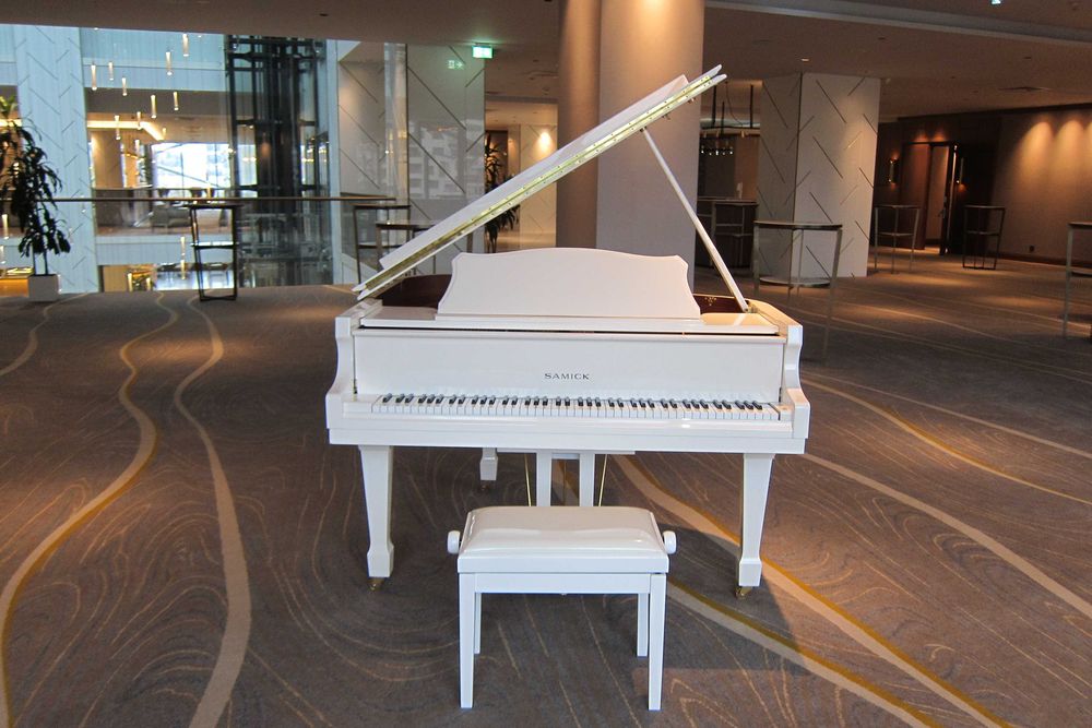 Нов бял роял под наем за всякакви културни събития от магазин Мелодия