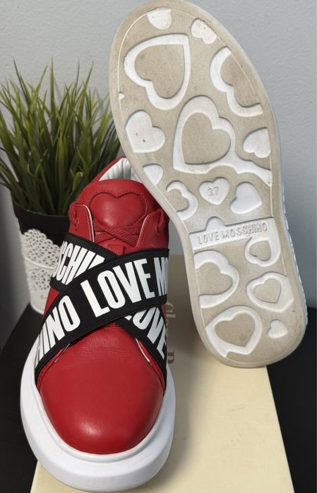 Сникърси Love Moschino