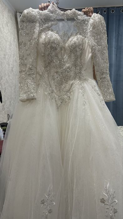 Продам очень красивая  свадебные  платья