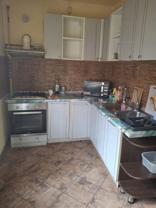 Închiriez casă 13 km de Tîrgoviște 8 km de Pucioasa.În localitatea Vul