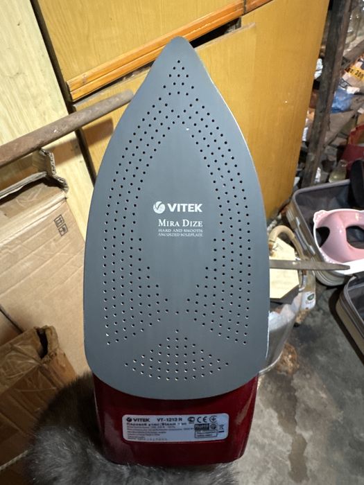 Утюг Vitek красный