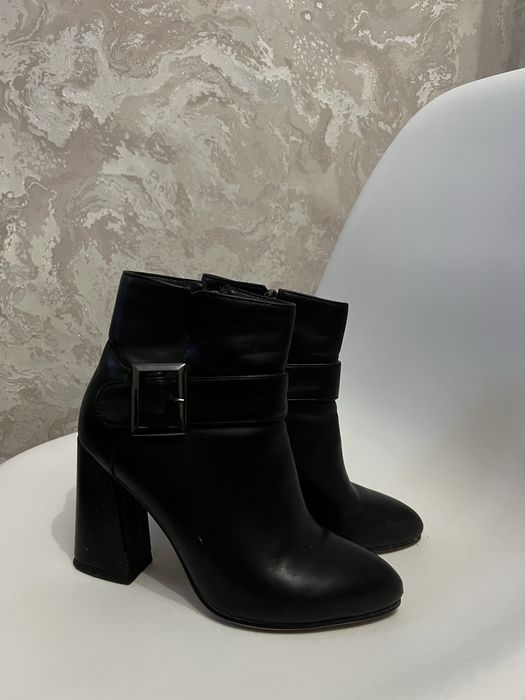 продаю женсукю обувь