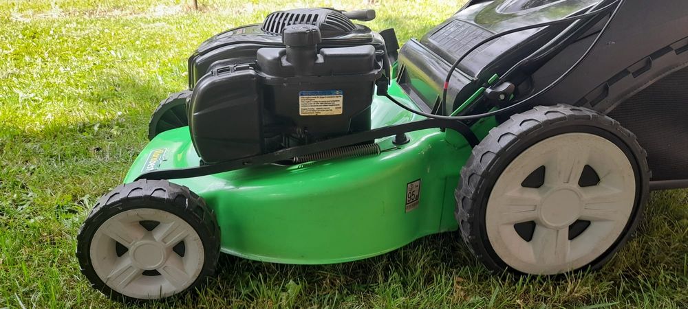 Masina de tuns iarba cu autopropulsie