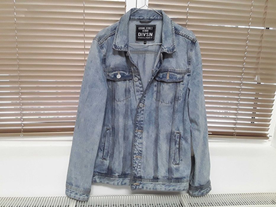 Geacă si blugi deosebiți damă mărimea L  ambele  100 de lei