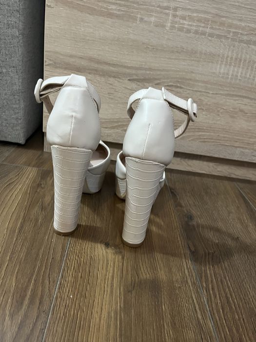 Sandale crem cu platforma