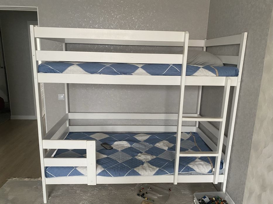 Продам двухьярусную  кровать