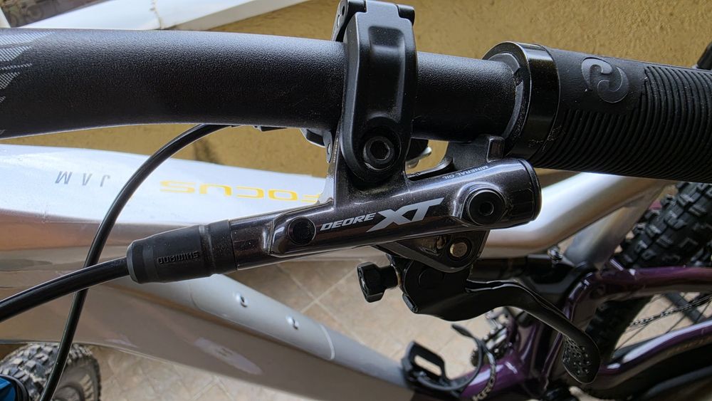 Bicicleta MTB full suspension Focus Jam 6.9 29 Silver Darkviolet. Echipare Top Shimano XT si FOX.
