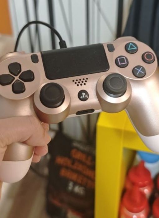 Продавам PS4 Fat 1TB
