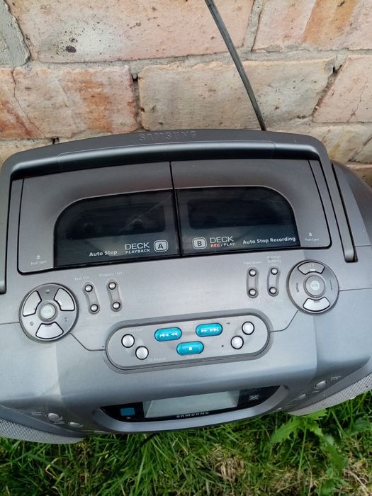 Кассетный магнитофон.