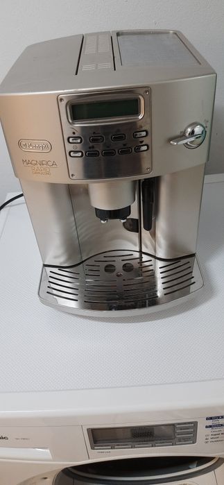 Кафеавтомат Delonghi ESAM 3500.s, 1350W в отлично състояние