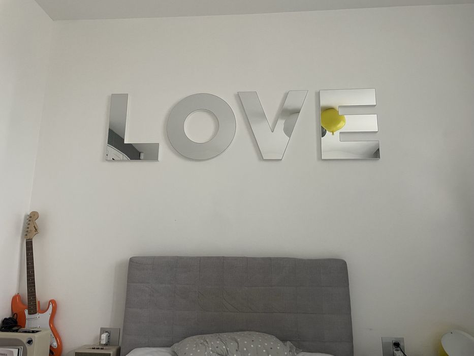 Love табела за спалнята