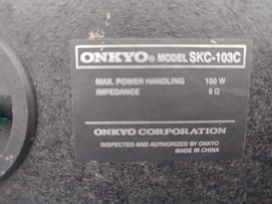 Subwoofer activ Universum și boxa centrala Onkyo