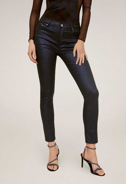 Pantaloni skinny cerati negri cu sclipici albastru Mango