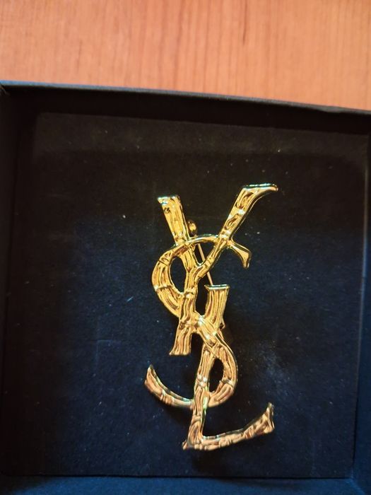 Brosa YSL deosebita