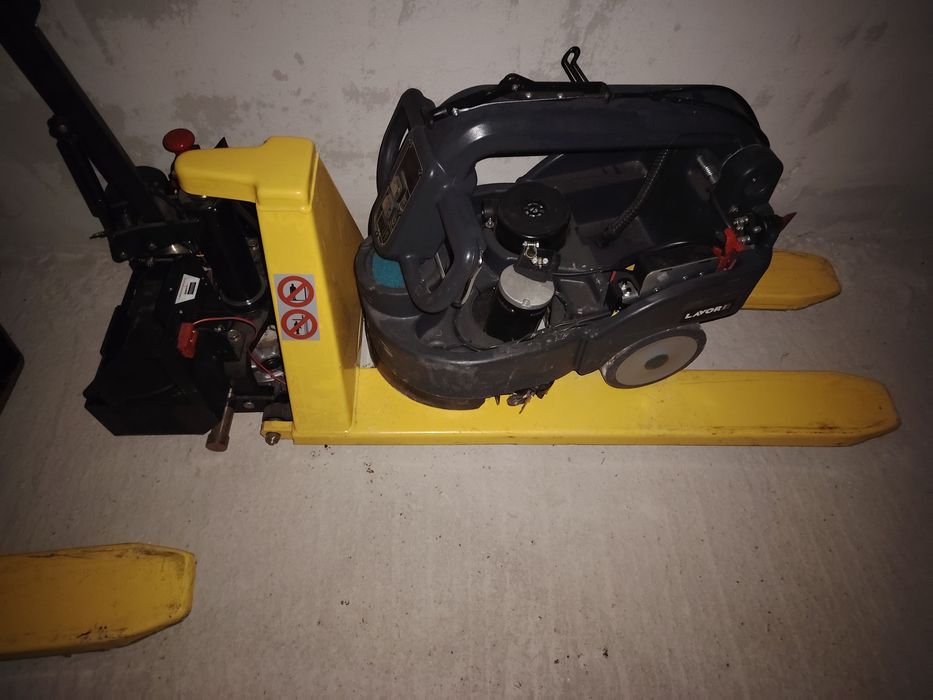 Elevator cu furci tip foarfece