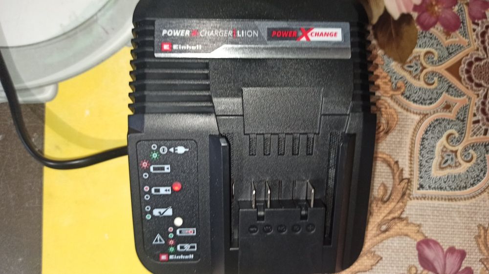 Vând acumulator 12 v și încărcătoare noi