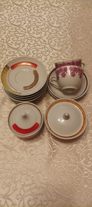 Чашки и блюдца от сервизов .