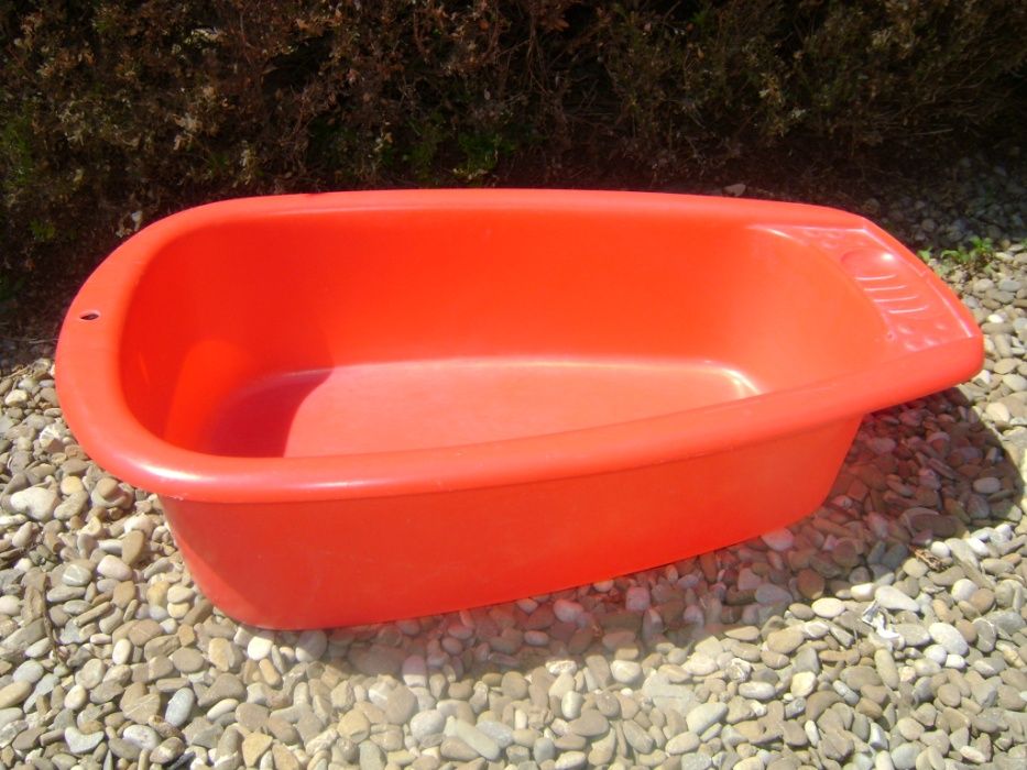 Cadita rosie din plastic pentru copii