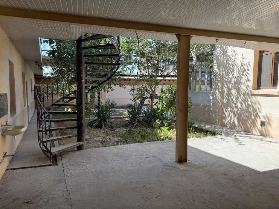 ЛАБЗАКда 6 хонали ховли ижарага берилади, хостелга хам.