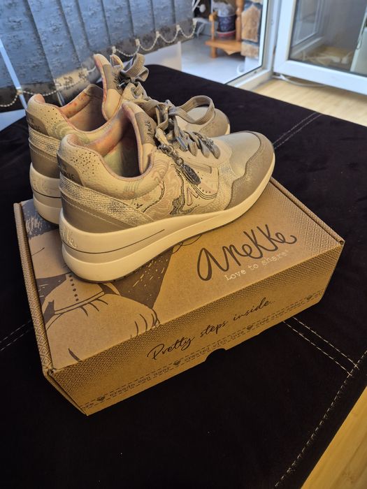 Продавам маратонки Anekke