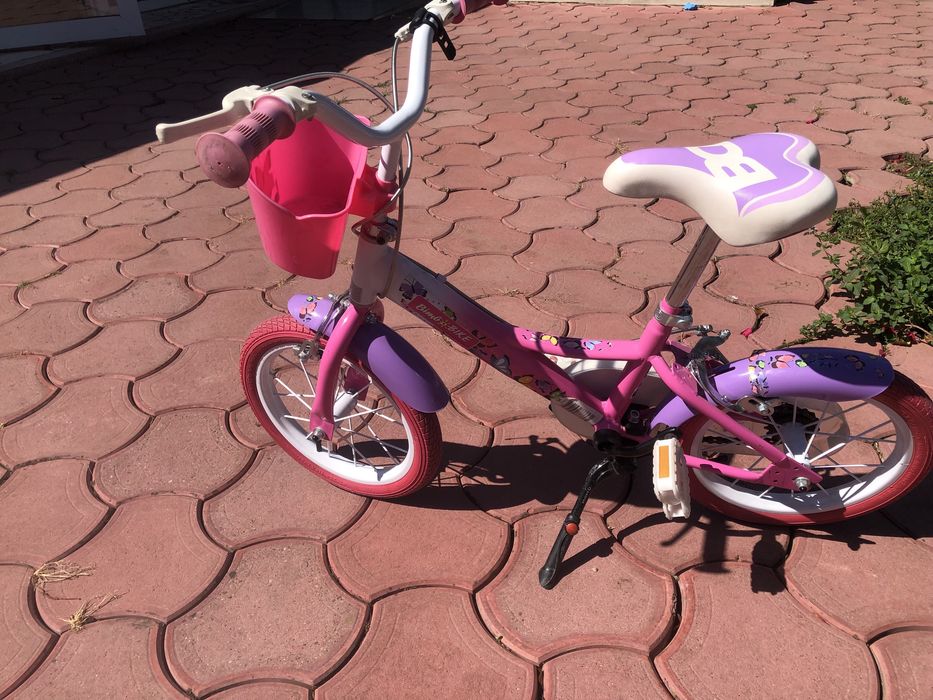 Vand bicicleta fetita 4-8 ani, Bacau cu fluturi roz , usoara
