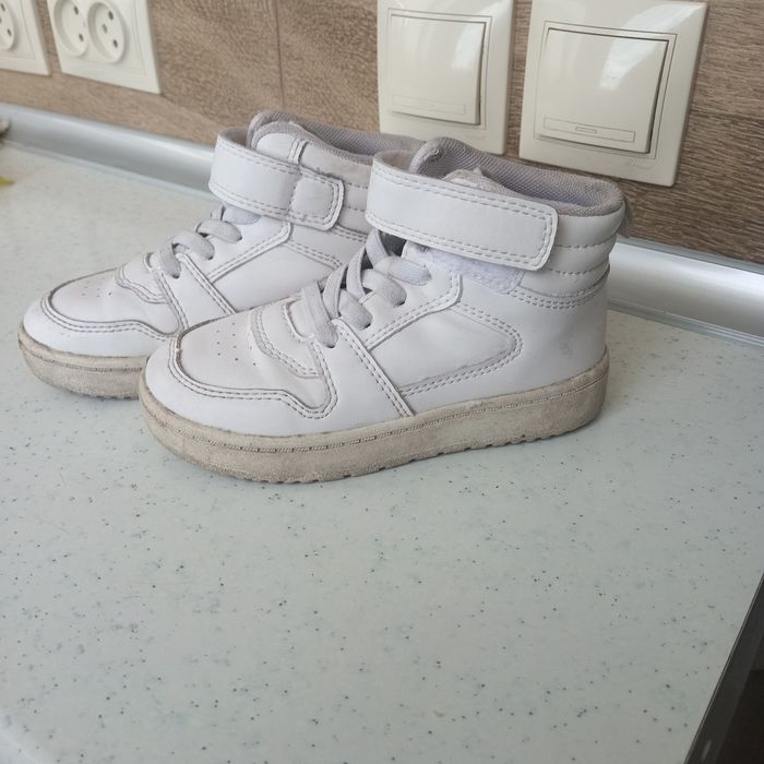 Кроссовки детские продаются