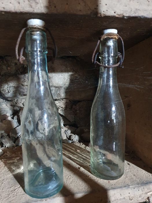 Две стари шишета