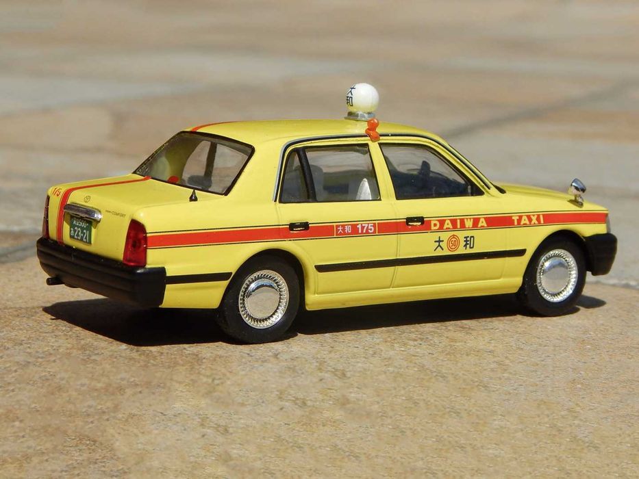 Macheta taxi Toyota Crown Comfort Tokyo Japonia 1998 scara 1:43 Altaya IXO cu lipsuri