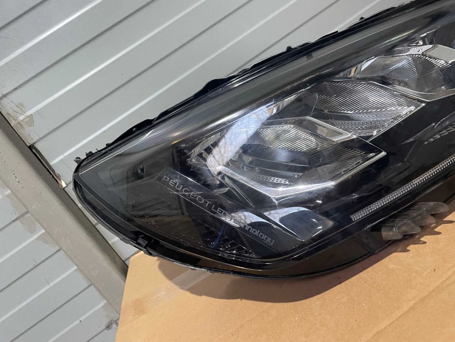 Far dreapta Peugeot 2008  / 208 An 2019 - 2024 cod 9833036180
