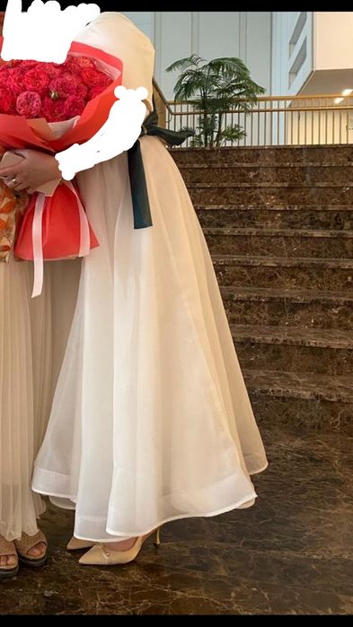 Красивое платья,в цвете айвори