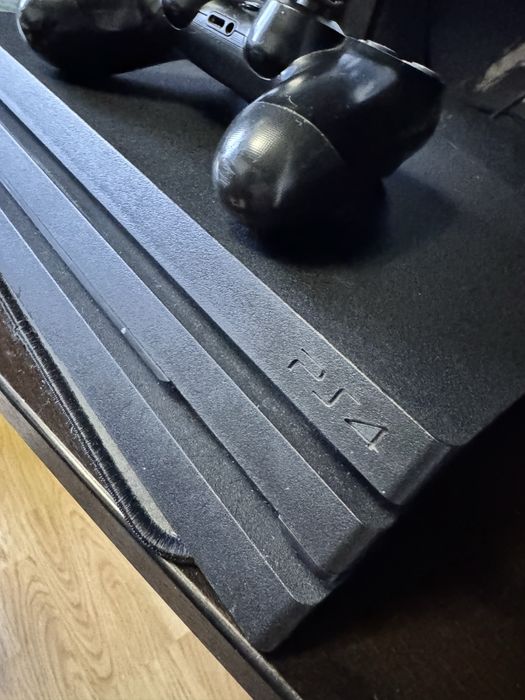 PS4 Pro + controller + multe jocuri + PS Plus