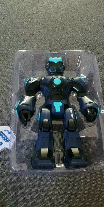 игрушечный робот, совершенно новый, только распакованный
