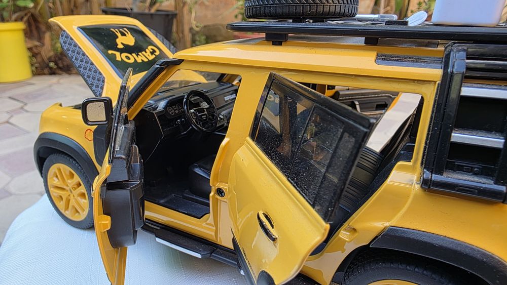 металлическая модель Land Rover Defender в масштабе 1:18